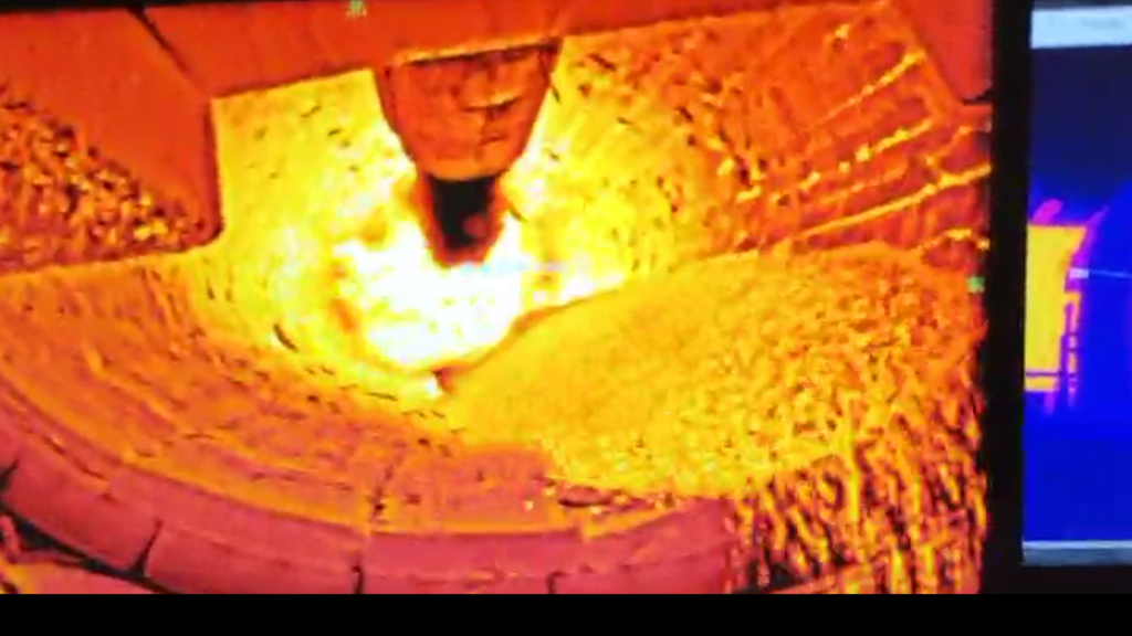 專業(yè)紅外熱像儀探入爐窯內(nèi)部，監(jiān)測內(nèi)部溫度